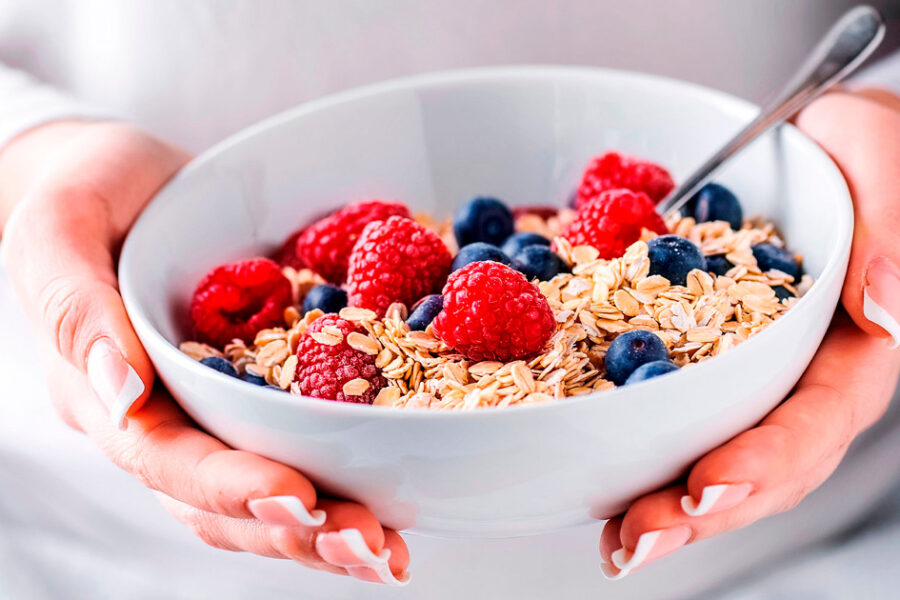 ¿Por qué es bueno comer avena en el desayuno?